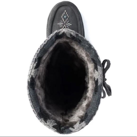 Wool Lace Up Manitobah Mukluks Retail $220 - Picture 4 of 8